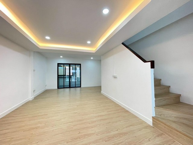 บ้าน ทาวน์เฮ้าส์ รีโนเวทใหม่ พร้อมอยู่ ถ.บ้านกล้วย - ไทรน้อย บางบัวทอง สะดวกมีร้านค้า ร้านอาหาร หมู่บ้านใหญ่ รูปที่ 1