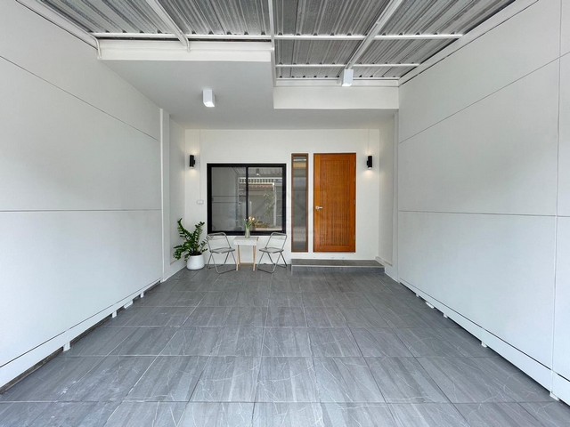 ขายทาวน์เฮาส์ 2 ชั้น 22 ตรว. นวมินทร์ 111 รีโนเวทใหม่สวย บ้านหันทิศใต้ ใกล้โรงเรียนเลิศหล้า รูปที่ 1