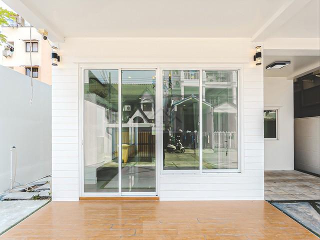 ขายทาวน์โฮม 4 ชั้น 627 ตรม. ซ.ลาดพร้าว 110 ใกล้รถไฟฟ้า สายสีเหลือง ( รีโนเวทใหม่ ) รูปที่ 1