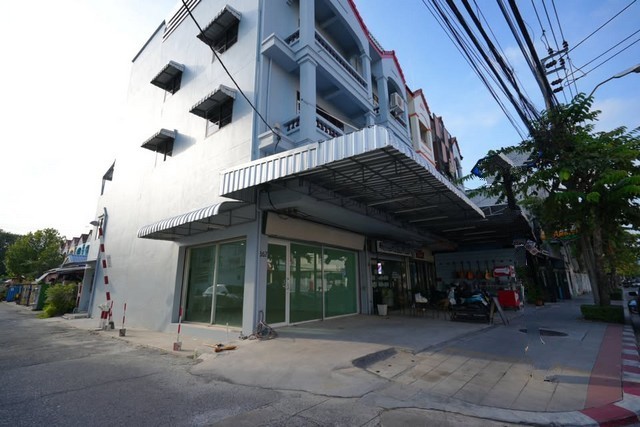 ให้เช่าอาคารพาณิชย์4ชั้น หลังมุม  ติดริมถนนใหญ่ ลาดพร้าว-วังหิน   ใกล้ตลาดนัด เหมาะสำหรับทำออฟฟิศ ร้านอาหาร โชว์รูม  รูปที่ 1