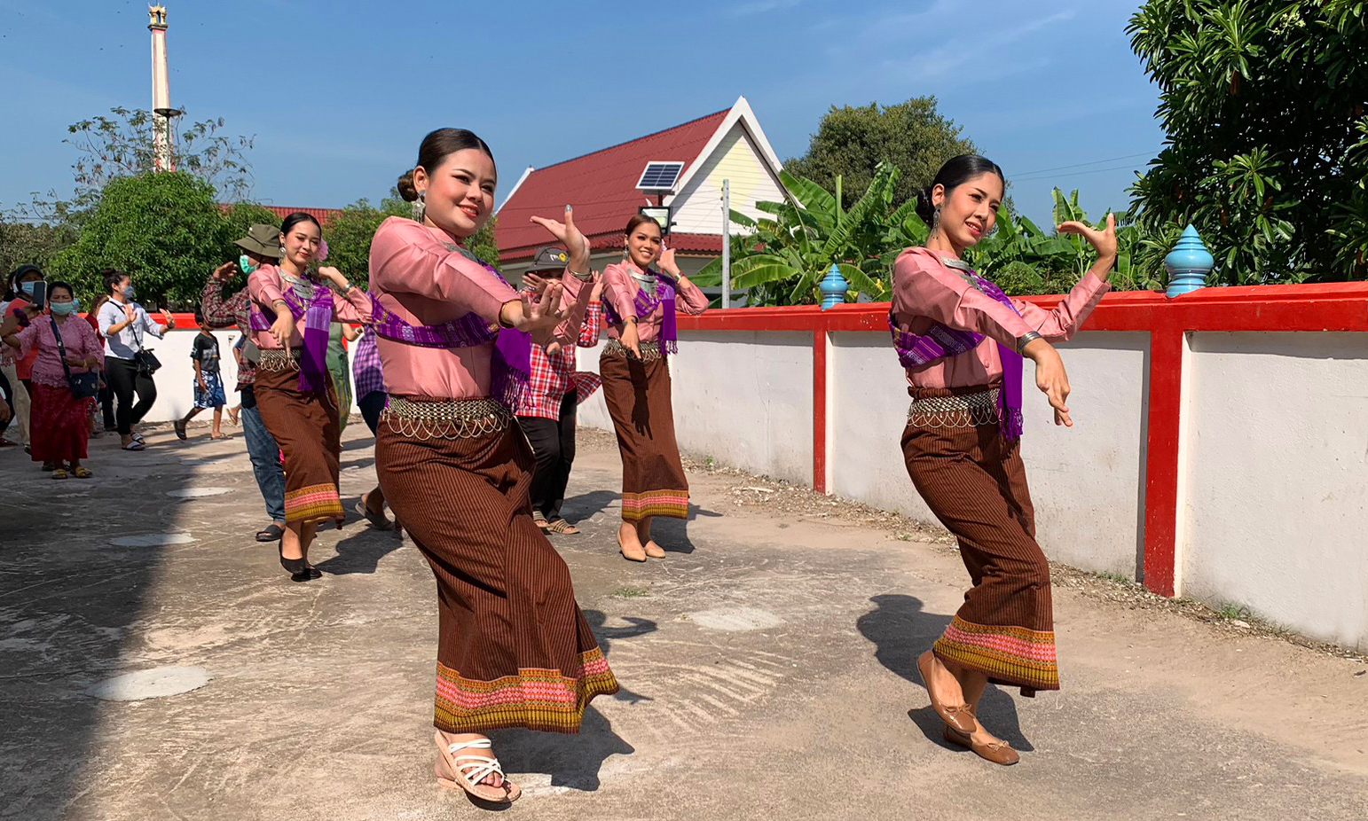 รับจ้างดนตรีแห่เทียน ดนตรีแห่กฐิน ดนตรีแห่ผ้าป่า รถแห่ แตรวง ชุดเล็ก รูปที่ 3