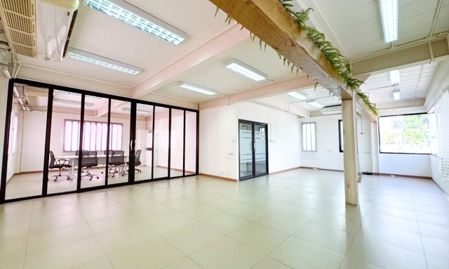 ให้เช่าพื้นที่สำนักงาน ชั้น 2 110 ตร.ม. BTSบางจาก 900ม.100ตร.วา. เซาธ์อีสบางกอก 2.4 กม.2 แอร์ หาของกินสะดวก ตลาดบางจาก 1.4 กม. ถ.สุขุมวิท รูปที่ 1