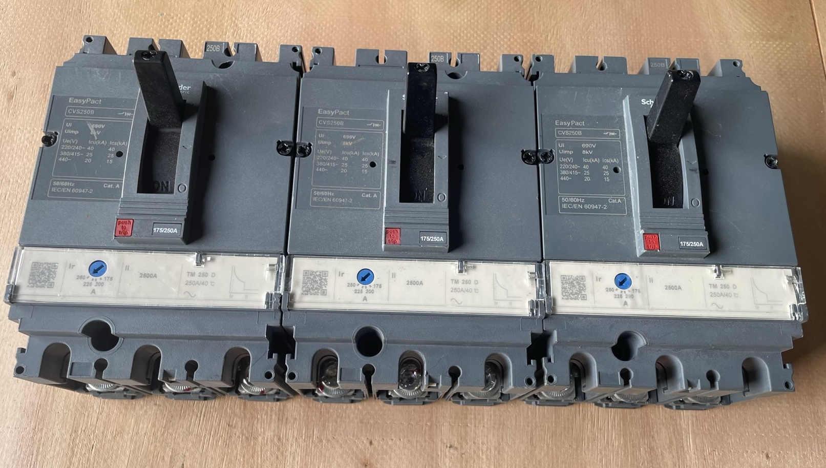 ขาย เมน เบรกเกอร์  ชไนเดอร์ รุ่น CVS250B สามเฟส 250 แอมป์ Main Breaker Schneider 3P 250A มือสอง รูปที่ 3
