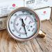 รูปย่อ เกจวัดแรงดัน (Pressure Gauge) ขนาดหน้าปัด 2-1/2นิ้ว เกลียวขนาด1/4 วัดแรงดัน 0-700 kg/cm2 รูปที่2