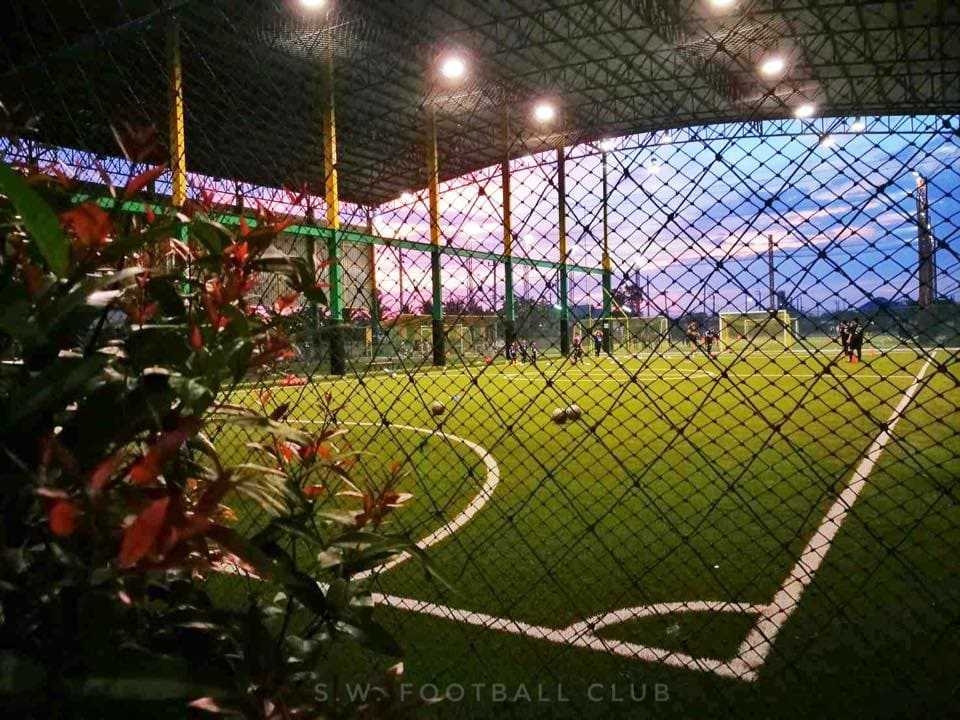 S.W. FOOTBALL CLUBสนามฟุตบอลหญ้าเทียมในร่ม ค่าบริการถูกที่สุดในย่านนี้ รูปที่ 3
