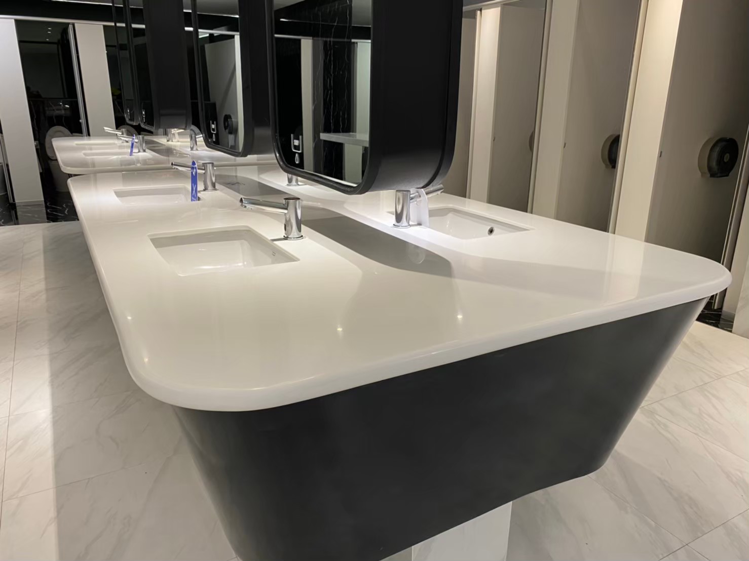 รับผลิตและติดตั้งท็อปครัวหินสังเคราะห์ Quartz / Engineered Stone สำหรับบ้านหรู ร้านกาแฟ ร้านอาหาร และโครงการออกแบบ รูปที่ 7