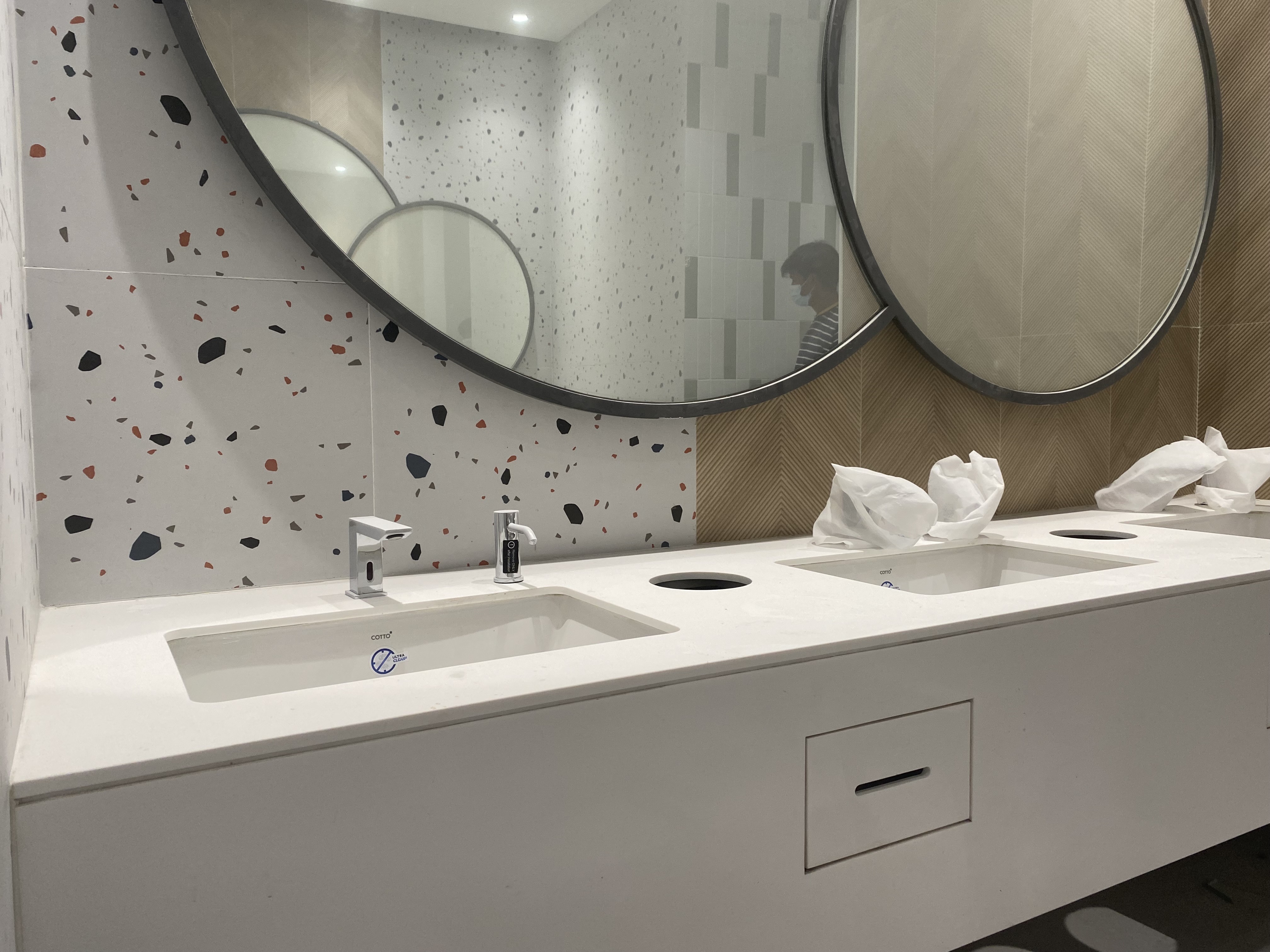 รับผลิตและติดตั้งท็อปครัวหินสังเคราะห์ Quartz / Engineered Stone สำหรับบ้านหรู ร้านกาแฟ ร้านอาหาร และโครงการออกแบบ รูปที่ 3