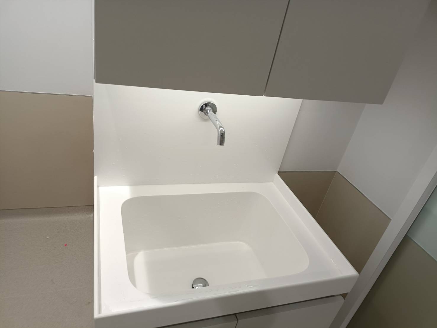 รับผลิตและติดตั้งท็อปครัวหินสังเคราะห์ Quartz / Engineered Stone สำหรับบ้านหรู ร้านกาแฟ ร้านอาหาร และโครงการออกแบบ รูปที่ 5