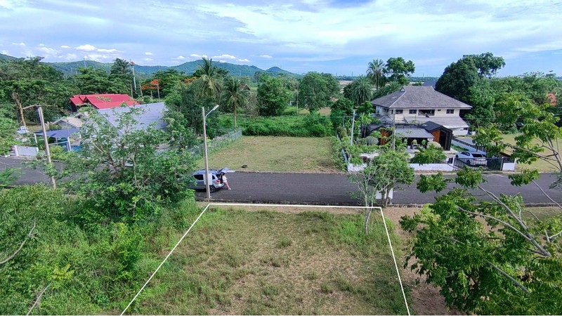 ขายที่ดิน จัดสรร 120 ตรว. โครงการบ้านเนินน้ำ แวดล้อมด้วยธรรมชาติ เหมาะสร้างบ้านพัก ตะเคียนเตี้ย บางละมุง รูปที่ 6