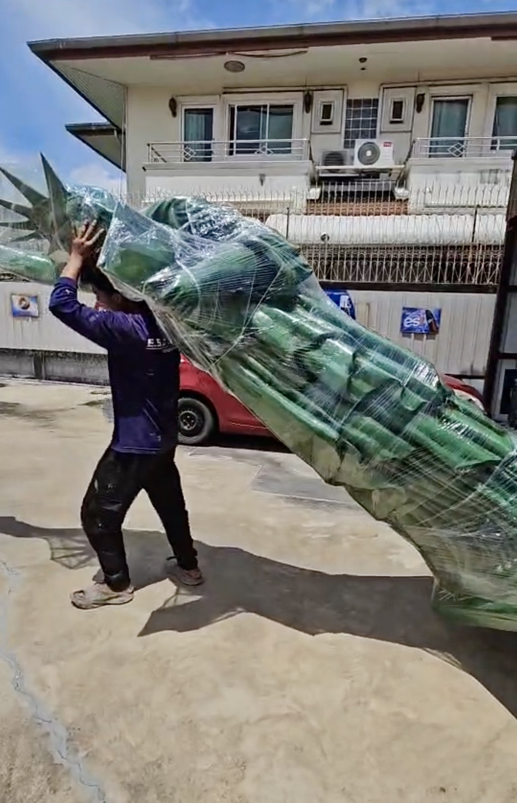 หุ่นโมเดล เทพีเสรีภาพ Statue of Liberty สูง3เมตรกว่า สภาพใหม่มือหนึ่ง สีเขียว รูปที่ 3