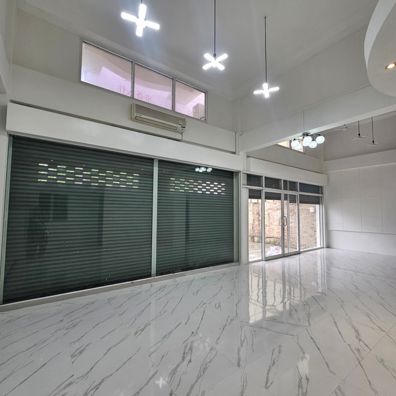 โอกาสลงทุนทำเลศักยภาพ เมืองภูเก็ต | ขาย–เช่า อาคารพาณิชย์ 2 คูหา Renovate ใหม่  พร้อมใช้งาน รูปที่ 4