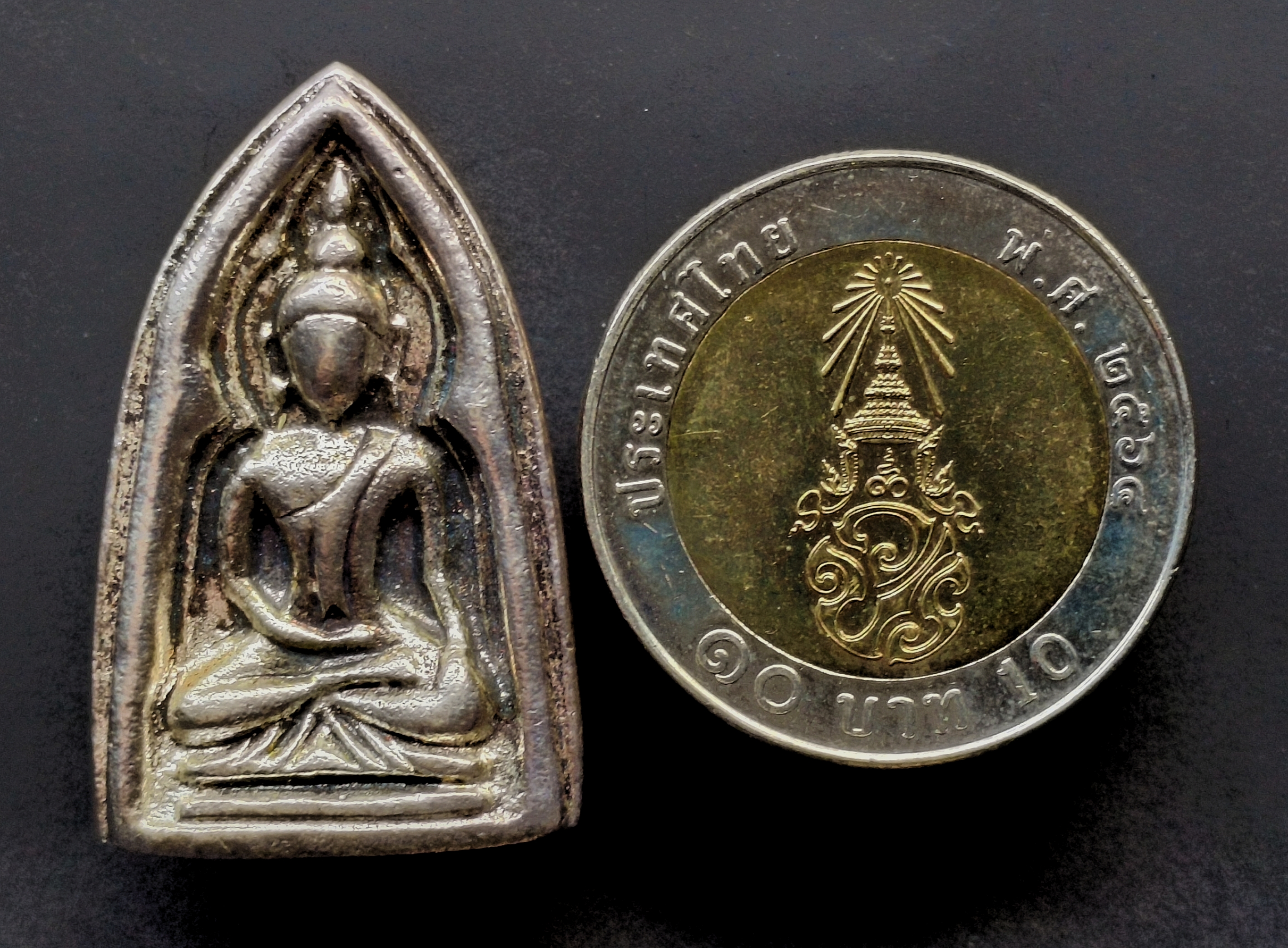 พระนางพญาสดุ้งกลับ เนื้อเงิน หลวงปู่เจือ วัดกลางบางแก้ว ปี2550 รูปที่ 3