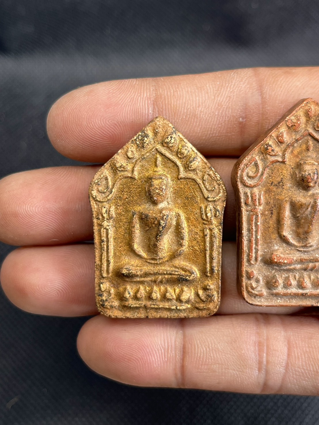 พระขุนแผนหลวงปู่ทิม ปี2515 เนื้อว่านดอกทอง กับเนื้อว่านสีเลือด รูปที่ 5